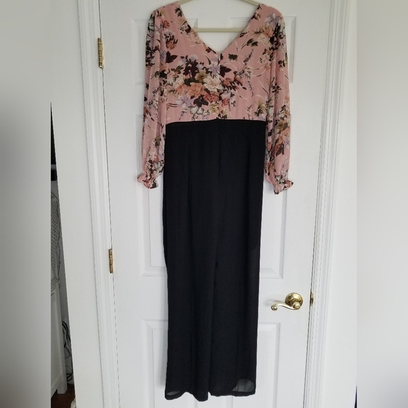 NWT Beautiful Floral Black Jumpsuit  Size Large * - Picture 1 of 10